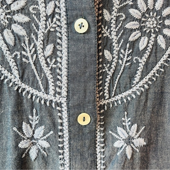🏷️ 2/$20 Soft Surroundings Chambray Embroidered Tunic Top - Picture 4 of 11